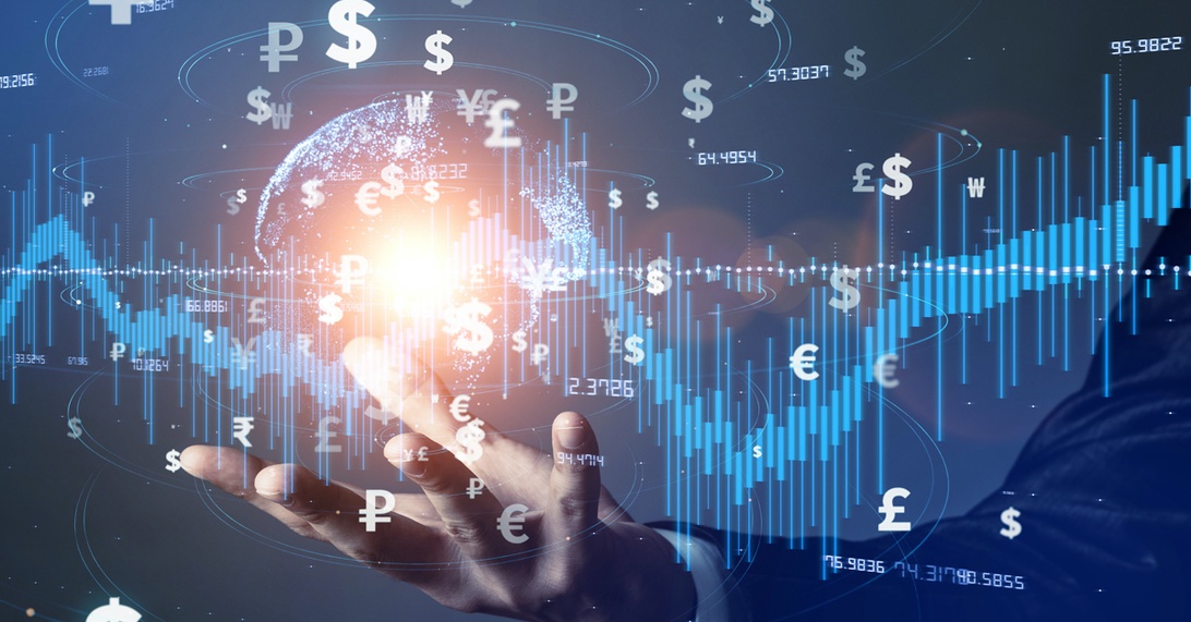 En digital komposition med en hand som håller en lysande sfär omgiven av valutasymboler och finansiella diagram, vilket symboliserar analys av finansmarknaden och marknadsstrategi.